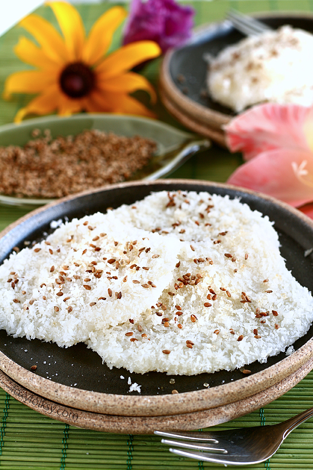Palitaw is a Filipino afternoon snack. This flattened sweet rice cake is very chewy and really filling but the best part is, it is really easy to make. | www.foxyfolksy.com 