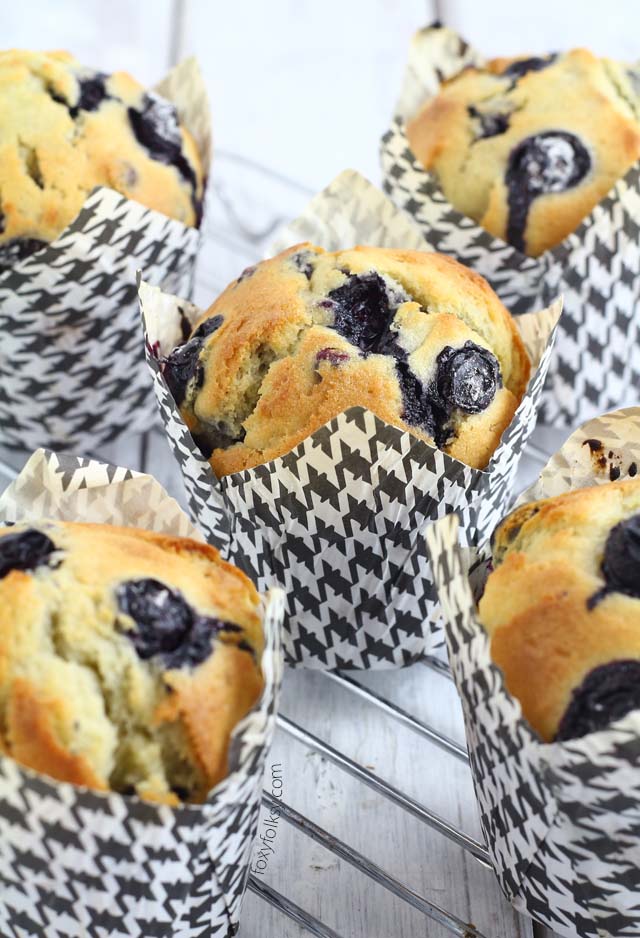 Get this easy recipe of blueberry muffins, perfect for breakfast of snack! | www.foxyfolksy.com