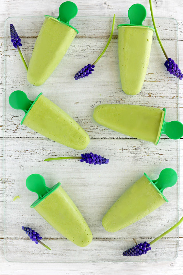Try this easy recipe for avocado ice cream with yogurt. It is so simple and healthy. | www.foxyfolksy.com
