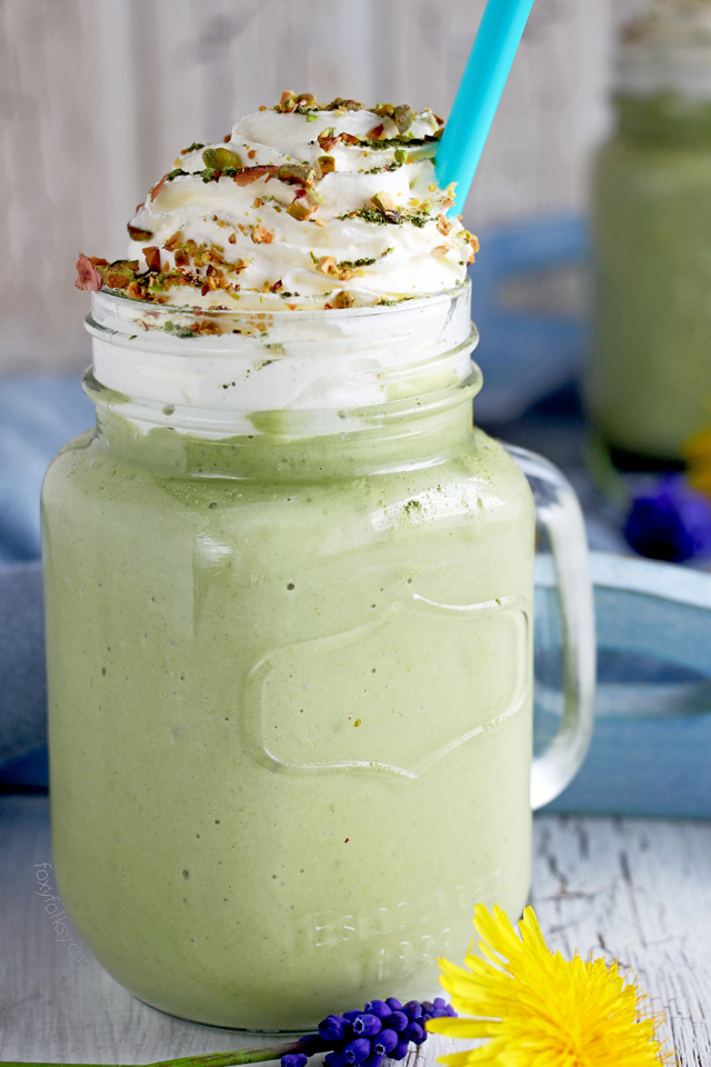 Try this refreshing avocado smoothie with a touch of matcha and salted pistachio sprinkles! | www.foxyfolksy.com