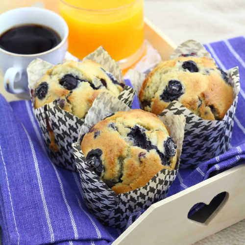 Get this easy recipe of blueberry muffins, perfect for breakfast of snack! | www.foxyfolksy.com