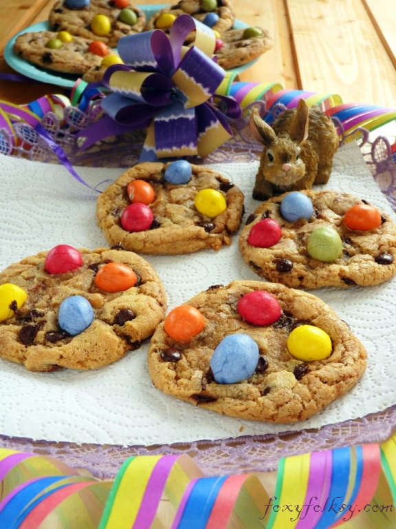 Easter edition of New York Times Chocolate Chips Cookies. Crisp on the outside and chewy inside. Perfect treats for this Easter. | www.foxyfolsy.com