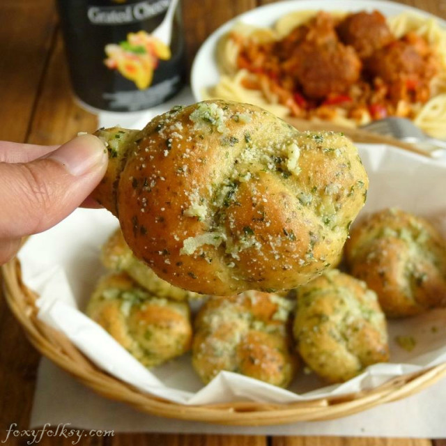 Garlic knots are perfect for pasta, soups or as starters with your fave sauce or dip or just as snacks. Learn how to make garlic knots easily with video tutorial. | www.foxyfolsy.com