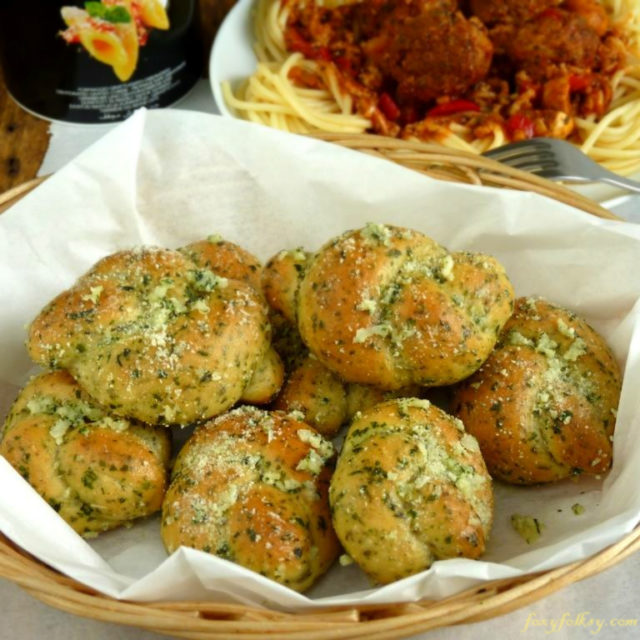 Garlic knots are perfect for pasta, soups or as starters with your fave sauce or dip or just as snacks. Learn how to make garlic knots easily with video tutorial. | www.foxyfolsy.com