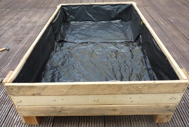 Container Gardening: DIY Planter box from pallets Foxy
