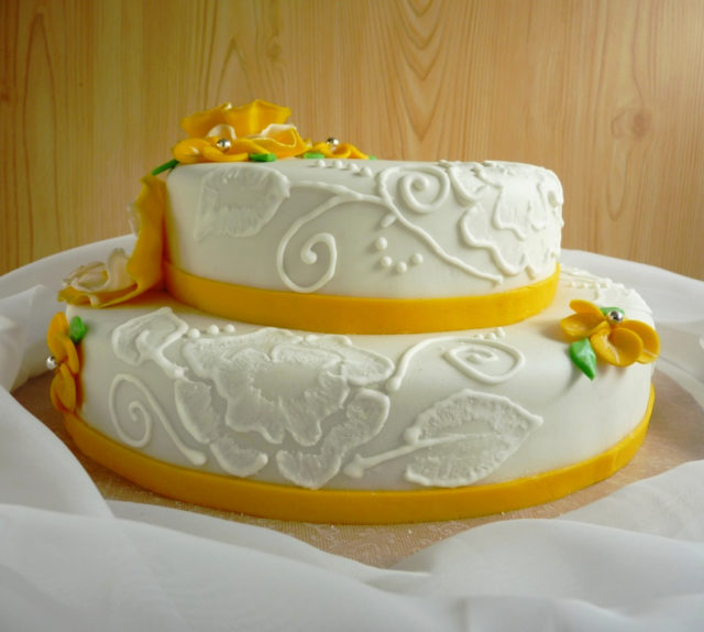 golden wedding cake 2