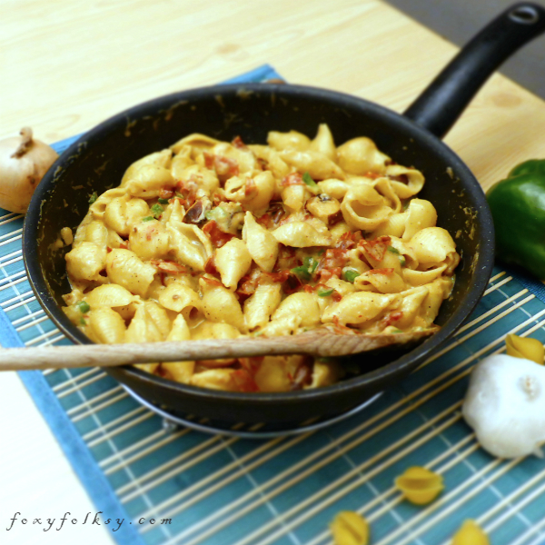 Creamy white pasta sauce without using cream? Done in just a few minutes and taste heavenly. | www.foxyfolksy.com