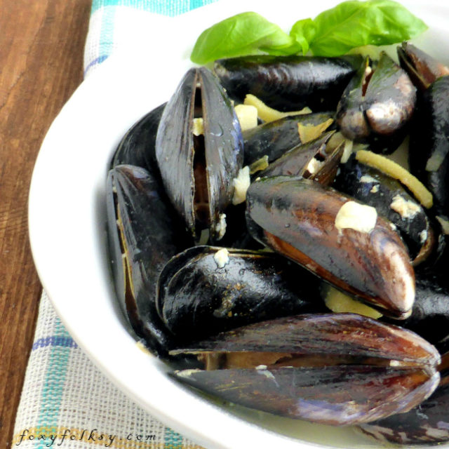 Looking for a recipe for mussels, then look no further! Not only is this recipe for mussels in white wine easy, it's also delicious and restaurant-worthy. | www.foxyfolksy.com