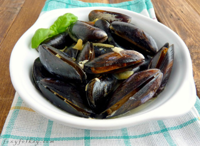 Looking for a recipe for mussels, then look no further! Not only is this recipe of mussels in white wine easy, it's also delicious and restaurant-worthy.| www.foxyfolksy.com