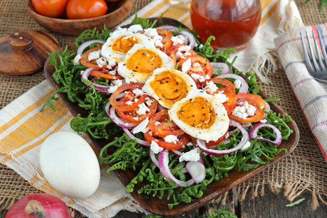 Fiddlehead Fern Salad with tomatoes, onions, salted egg and sweet vinegar dressing.