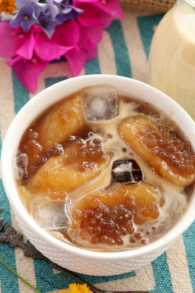 Minatamis na Saging with ice, tapiocal pearls and milk in a bowl