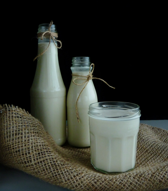 Almond milk is good alternative to traditional dairy milk. Learn here how to make almond milk at home without buying special materials and it's all so easy! | www.foxyfolksy.com
