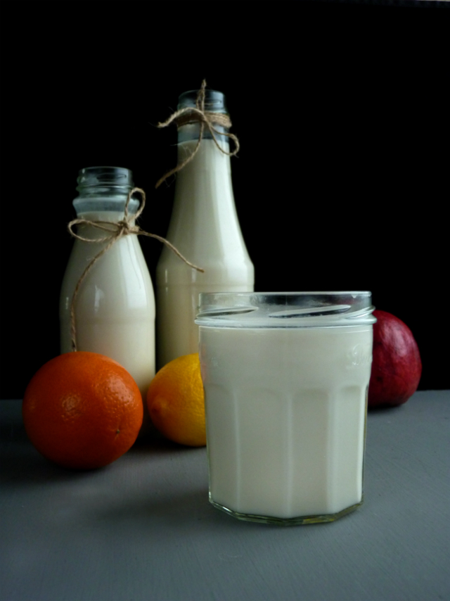 Almond milk is good alternative to traditional dairy milk. Learn here how to make almond milk at home without buying special materials and it's all so easy! | www.foxyfolksy.com
