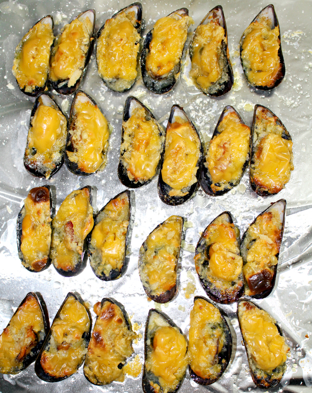 Looking for a recipe for mussels? Try this Cheesy Baked Mussels that are perfect appetizers and it is so easy to prepare too. Butter, garlic and cheese make it so delightful. | www.foxyfolksy.com 