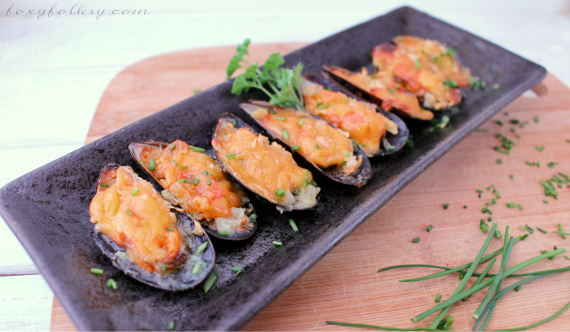 Looking for a recipe for mussels? Try this Cheesy Baked Mussels that are perfect appetizers and it is so easy to prepare too. Butter, garlic and cheese make it so delightful. | www.foxyfolksy.com 
