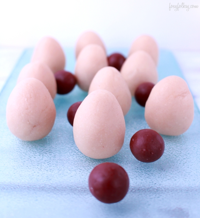 These Marzipan Easter Eggs are the perfect project to make with your kids as it is so easy and so much fun to do. Easy recipe for homemade marzipan is included. | www.foxyfolksy.com