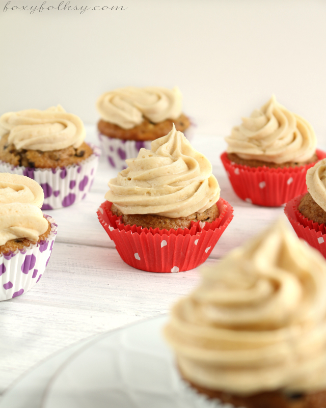 Try this banana cupcake topped with peanut butter and caramel buttercream frosting. Banana cupcake so moist and the frosting so light, creamy and not too sweet. | www.foxyfolksy.com