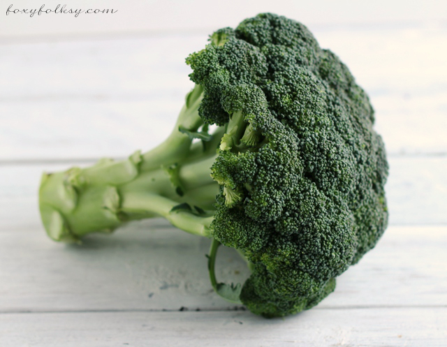 Get this quick and easy Beef Broccoli stir fry recipe with oyster sauce. Learn the secret to retain beef tenderness and have broccoli crispy-tender. Try it! | www.foxyfolksy.com