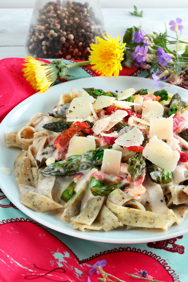 Creamy Garlic Asparagus Pasta