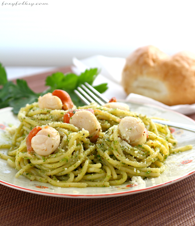 Try this easy Basil Pesto Pasta with Scallops for a light but satisfying dinner that is flavorful yet easy to prepare. Plus learn how to make basil pesto. | www.foxyfolksy.com