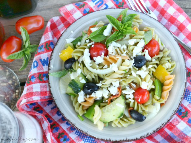 Looking for the perfect summer salad? Try this easy Greek pasta salad with fresh and crisp veggies tossed in aromatic Greek dressing and tangy feta cheese. | www.foxyfolksy.com