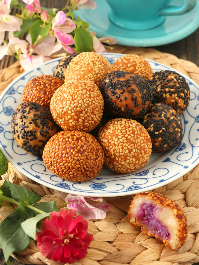 Freshly fried buchi or sesame balls