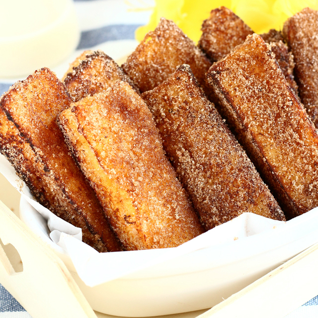 No more soggy french toasts! I am pretty sure you will love these yummy cinnamon french toast sticks! Quick and easy to make, perfect for breakfast! | www.foxyfolksy.com