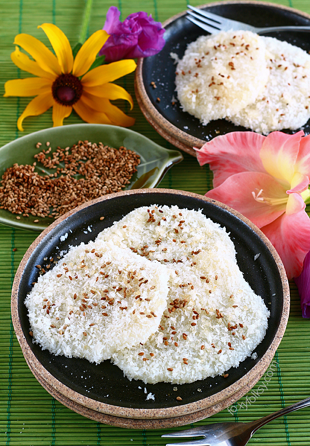 Palitaw is a Filipino afternoon snack. This flattened sweet rice cake is very chewy and really filling but the best part is, it is really easy to make. | www.foxyfolksy.com 