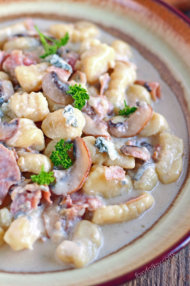 Get this delicious recipe for Gnocchi in creamy Gorgonzola sauce with ham and mushrooms for a quick and easy but amazingly good meal! | www.foxyfolksy.com 