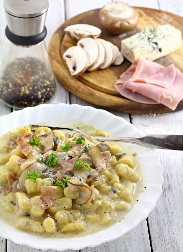 Get this delicious recipe for Gnocchi in creamy Gorgonzola sauce with ham and mushrooms for a quick and easy but amazingly good meal! | www.foxyfolksy.com