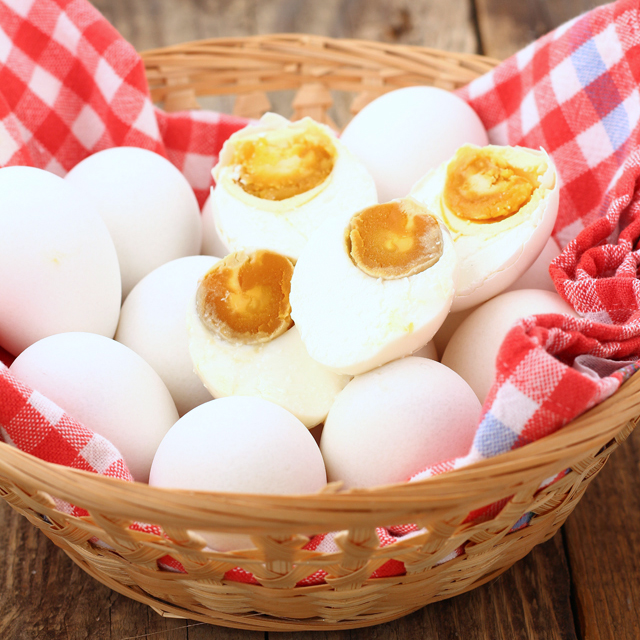 Learn how to make salted eggs, using only brine solution. Salted egg is a popular delicacy both in the Philippines and China that is widely used for various dishes. | www.foxyfolksy.com