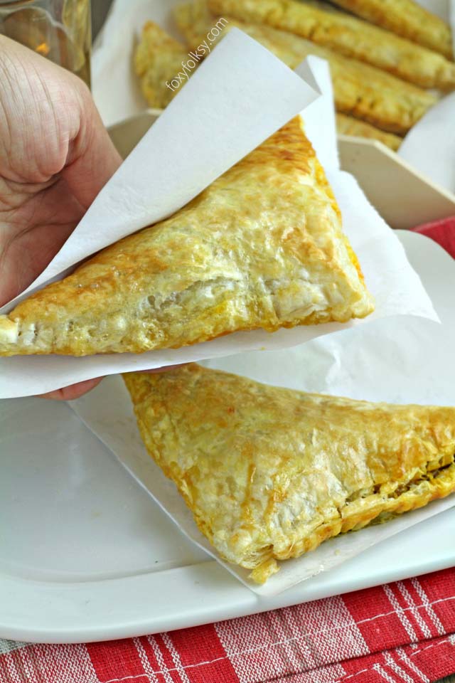 Get this easy and yummy recipe for Spicy Beef Jamaican Patties. Simply delicious! | www.foxyfolksy.com