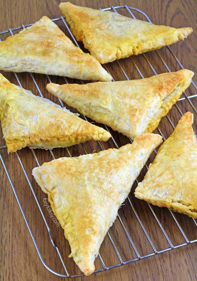 Get this easy and yummy recipe for Spicy Beef Jamaican Patties. Simply delicious! | www.foxyfolksy.com