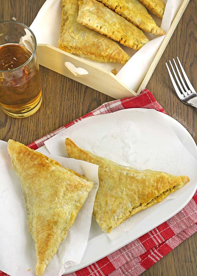 Get this easy and yummy recipe for Spicy Beef Jamaican Patties. Simply delicious! | www.foxyfolksy.com