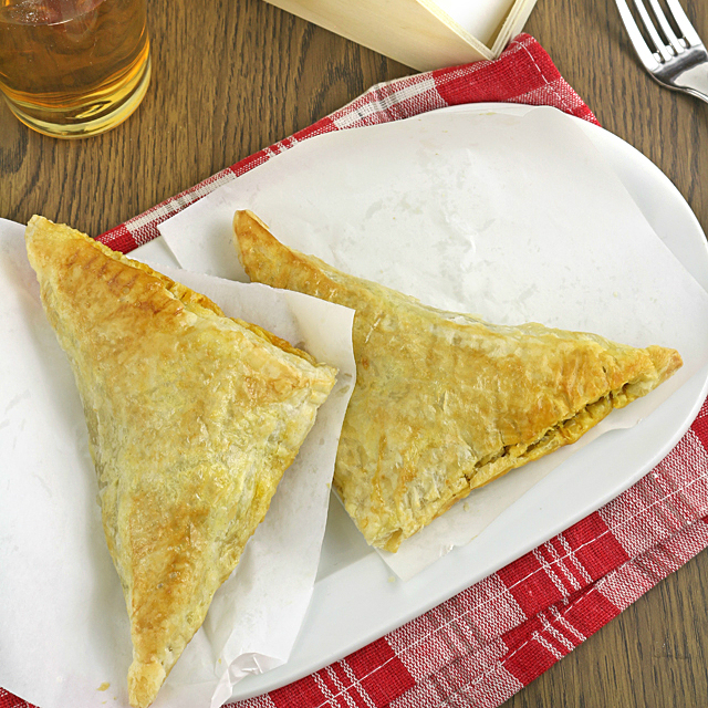 Get this easy and yummy recipe for Spicy Beef Jamaican Patties. Simply delicious! | www.foxyfolksy.com