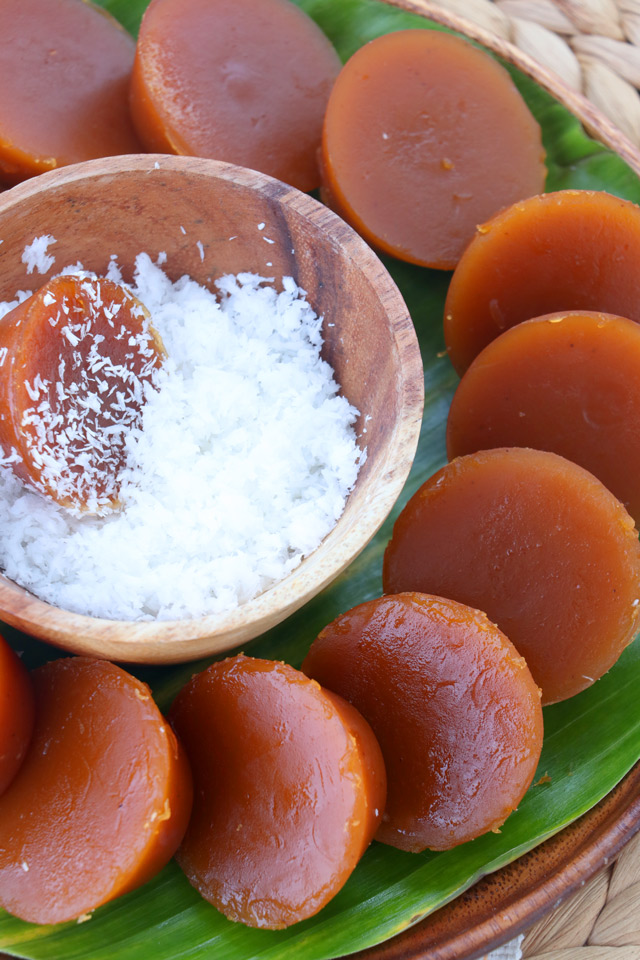 Sweet brown steamed sticky rice cakes. 