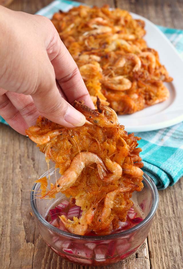 Get this easy Ukoy recipe, the Filipino crunchy shrimp fritters using sweet potato. | www.foxyfolksy.com