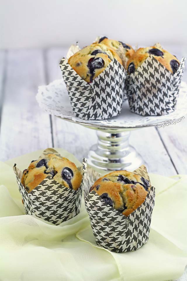 Get this easy recipe of blueberry muffins, perfect for breakfast of snack! | www.foxyfolksy.com