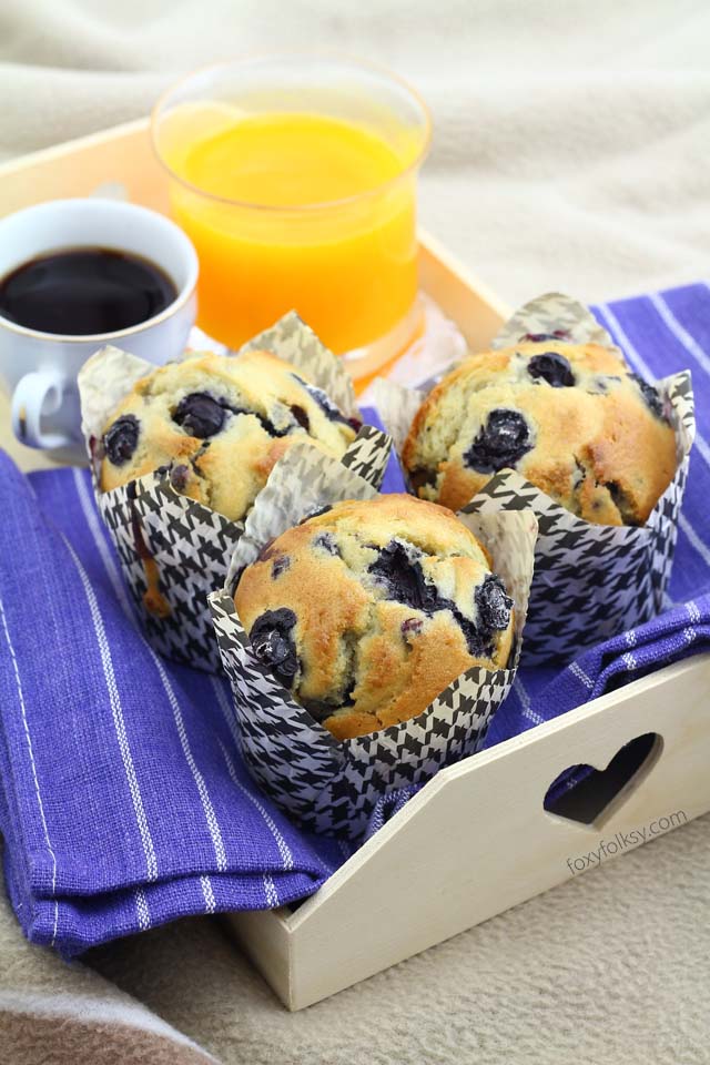 Get this easy recipe of blueberry muffins, perfect for breakfast of snack! | www.foxyfolksy.com