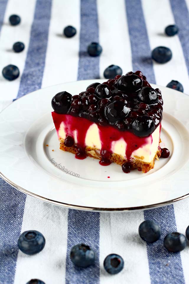 Get this no-bake cheesecake recipe for a creamy, fine and not too sweet easy to make cheesecake! | www.foxyfolksy.com