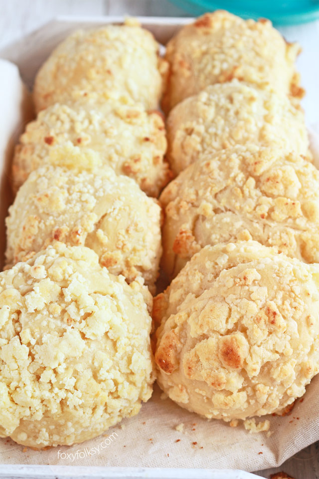 Filipino Cheese Bread is popular breakfast or afternoon snack. It is sweet and milky unlike other cheese bread there is! | www.foxyfolksy.com 
