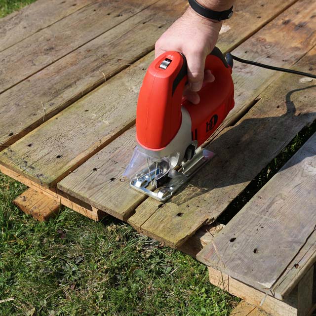 Easy DIY Elevated Planter Box from Pallet. | www.foxyfolksy.com