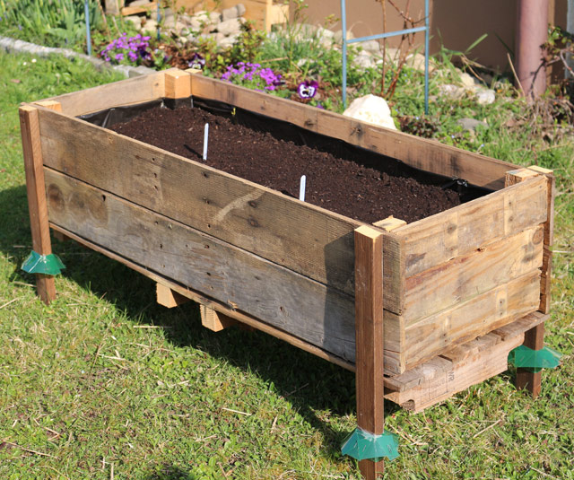 Easy DIY Elevated Planter Box from Pallet. | www.foxyfolksy.com