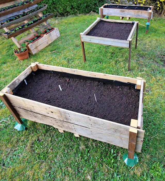 Easy DIY Elevated Planter Box from Pallet. | www.foxyfolksy.com
