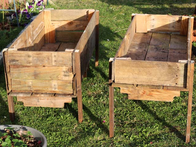 Easy DIY Elevated Planter Box from Pallet. | www.foxyfolksy.com