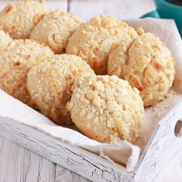 Filipino Cheese Bread is popular breakfast or afternoon snack. It is sweet and milky unlike other cheese bread there is! | www.foxyfolksy.com