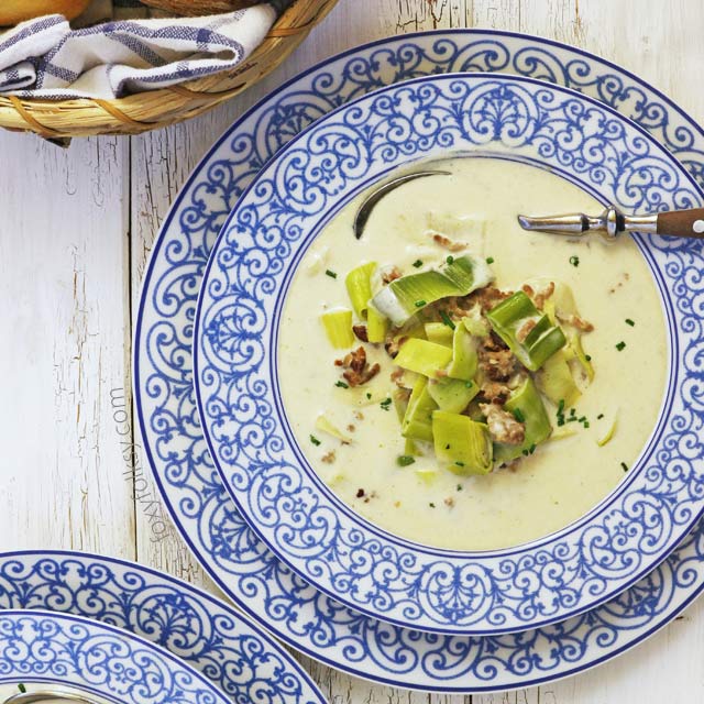 Try this delicious and creamy German Käsesuppe or leek cheese soup. With sauteed ground meat and blue cheese. | www.foxyfolksy.com