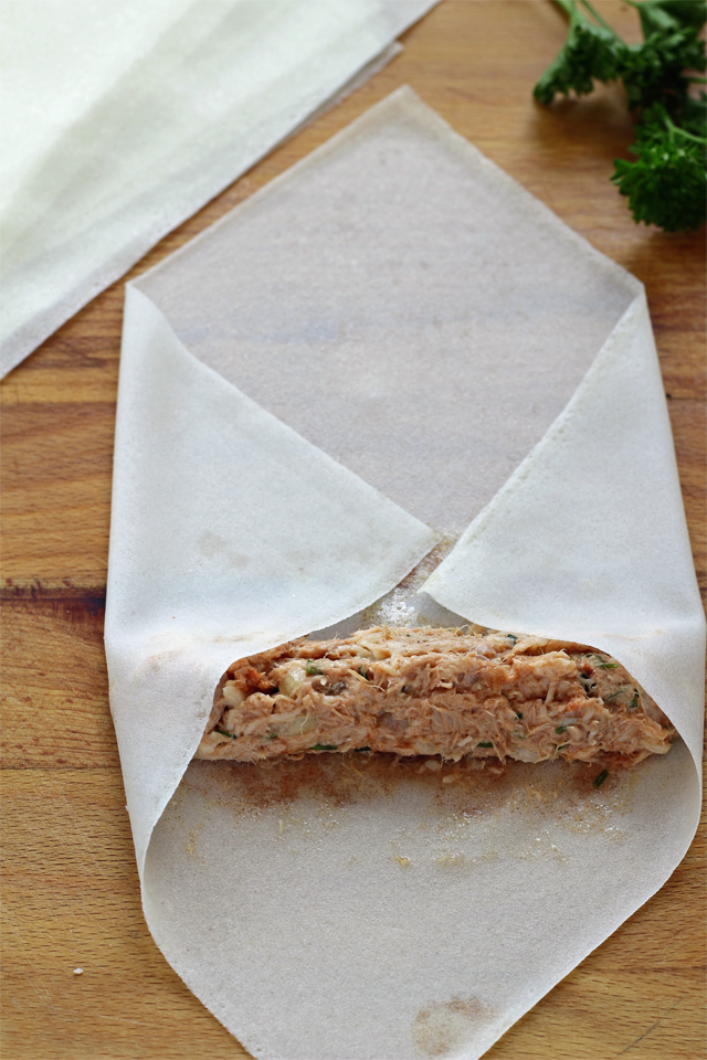 Try this yummylicious Cheesy Spicy Tuna Spring Rolls! | www.foxyfolksy.com 