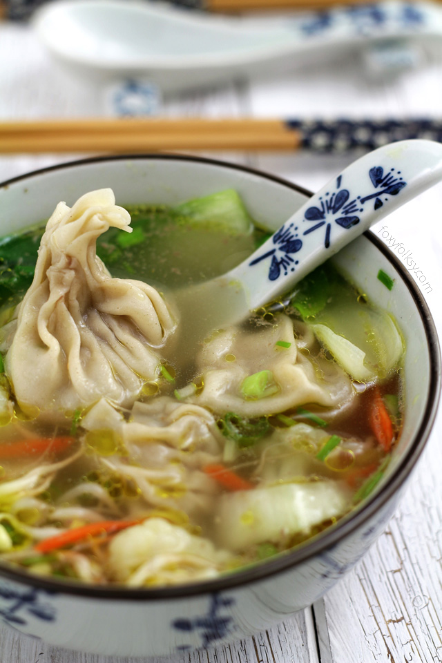 Try this easy recipe for wonton soup. A Chinese dumpling classic with pork and prawns! | www.foxyfolksy.com 