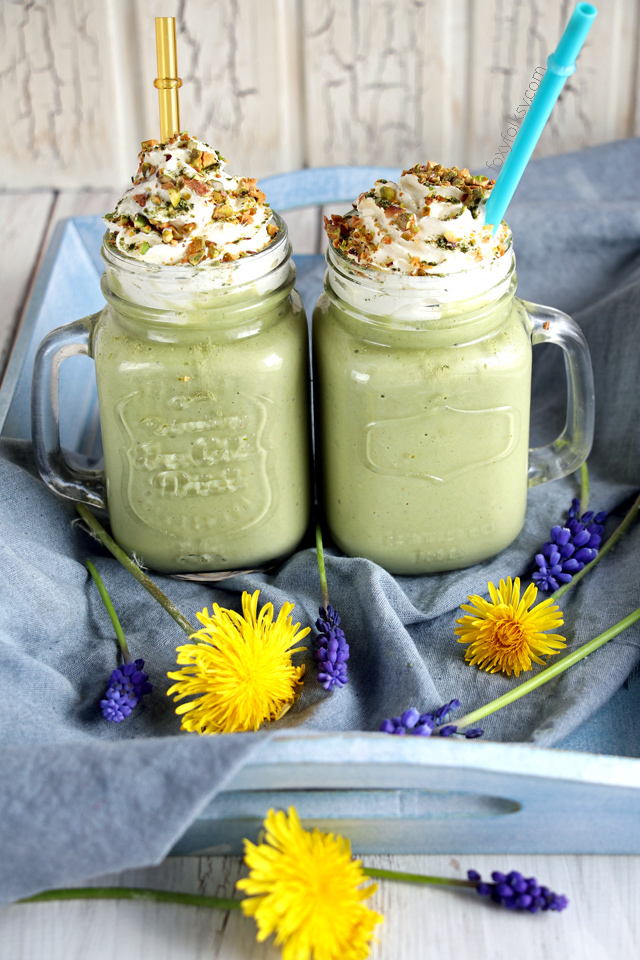 Try this refreshing avocado smoothie with a touch of matcha and salted pistachio sprinkles! | www.foxyfolksy.com